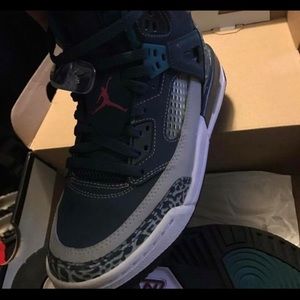 Jordan spizikes size 6y (8 women’s )